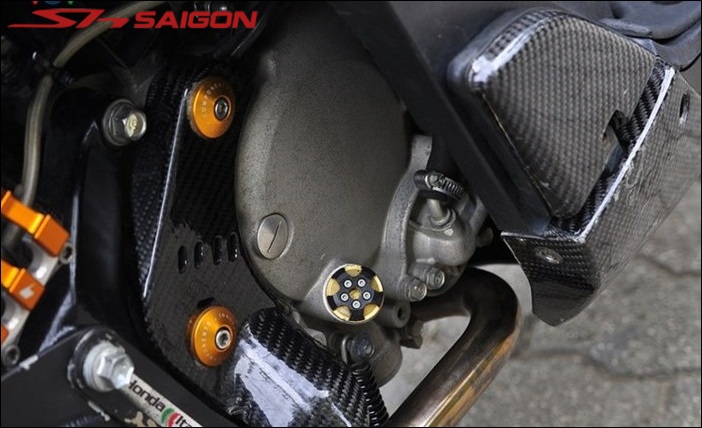 Hình ảnh nắp nhớt hiệu Dmv cùng với một số chi tiết phần giữa được bọc carbon fiber cực đẹp