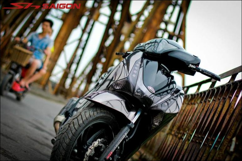 Hình ảnh chiếc xe SH VN 150i được một biker bao bọc toàn bộ dàn áo màu với lớp mạ crom bóng loáng cực đẹp.